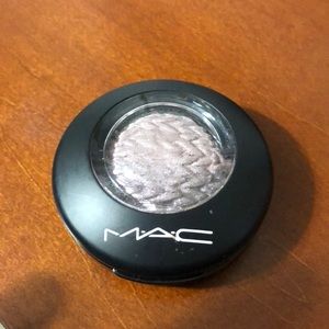 Mac eyeshadow in leap